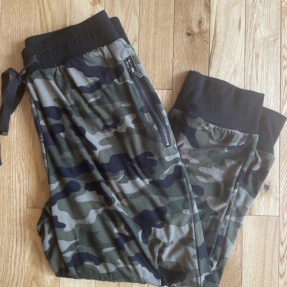 Ardene Cropped Camo Super Soft Joggers